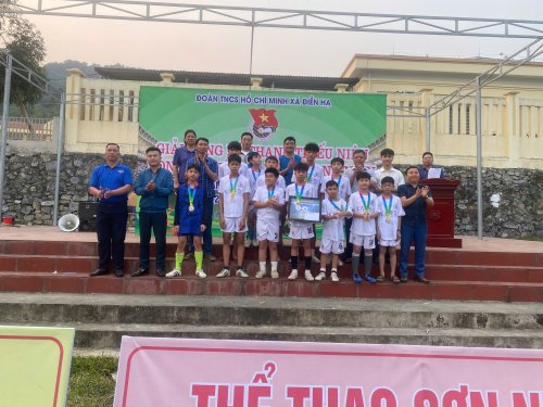 Nhì bóng đá.jpg
