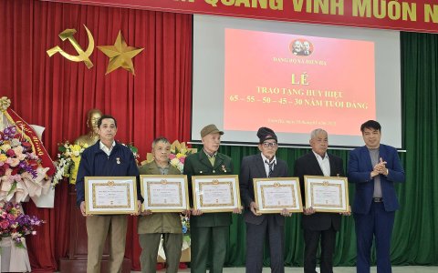 Đảng uỷ xã Điền Hạ tổ chức Lễ trao huy hiệu 65-55-50-40-30 năm tuổi Đảng đợt 02/9/2024 và 7/11/2024; Tổng kết công tác xây dựng Đảng năm 2024, triển khai nhiệm vụ 2025.